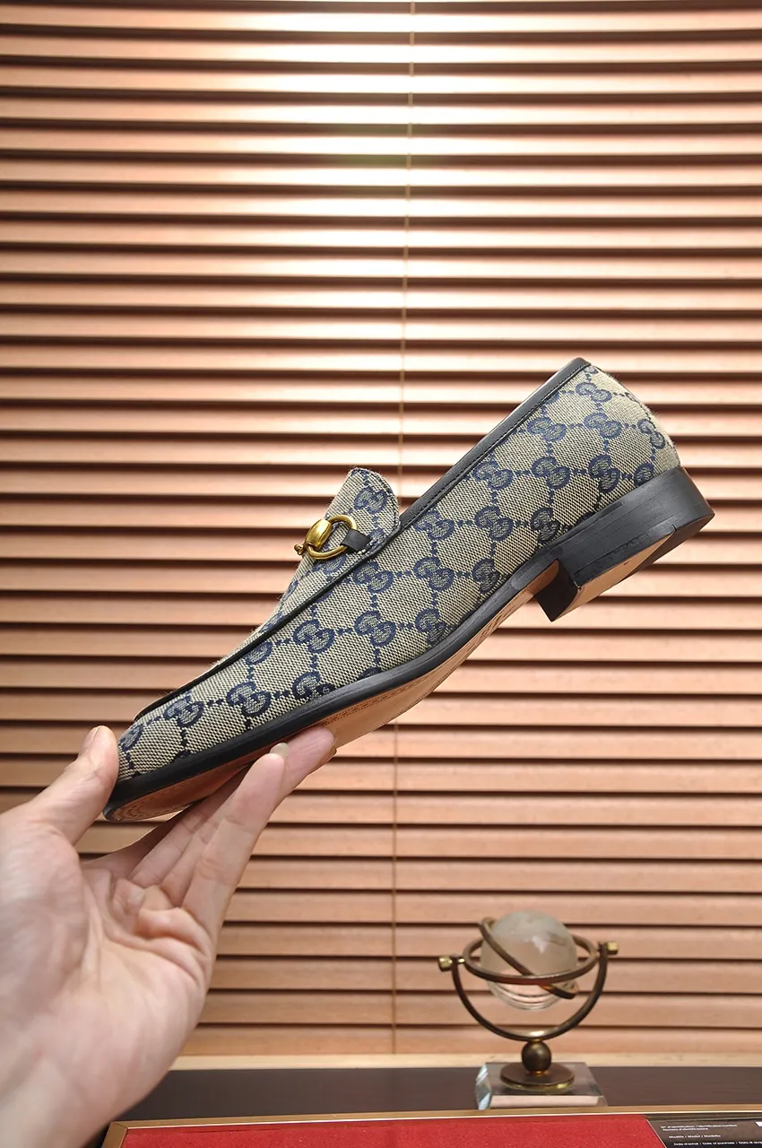 Men's shoes💰500💶Italy's top luxury men's shoe giant (GUCCI) (Gucci) (full cowhide lining) new arrival🍃Original European style🔰 Pleasant to the eye😍In order to make the shoes more durable and non-deformable🌀The production continues to follow traditional methods but there is still no lack of innovation💪Choose original sheepskin for the leather♻️ Smooth and natural And extra bright ⭐Made of imported cowhide, the first choice of rich people 38-45 (45 customized)